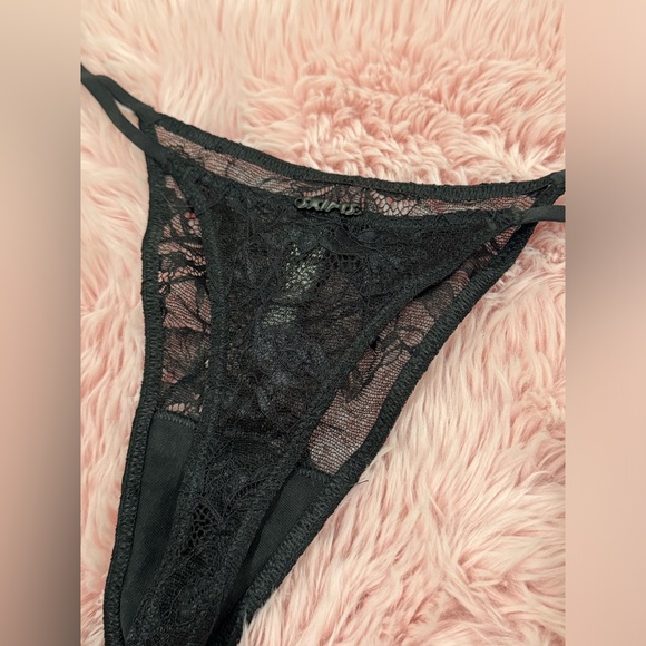 SKIMS LACE THONG‎ - Picture 1 of 9
